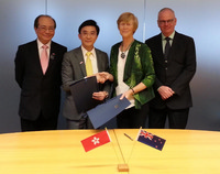 The Chief Manager (Qualifications Framework) of the Education Bureau, Mr Patrick Pang (second left) and the Chief Executive of the New Zealand Qualifications Authority, Dr Karen Poutasi (second right), signed the Cooperation Arrangement on the Development of Qualifications Frameworks, witnessed by the Secretary for Education, Mr Eddie Ng Hak-kim (left), and the New Zealand Secretary for Education, Mr Peter Hughes (right).